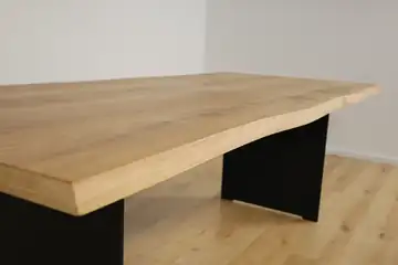 Baumkante Esstisch aus massiver Eiche 220 × 100 cm | 40 mm | Massivstahl-Gestell