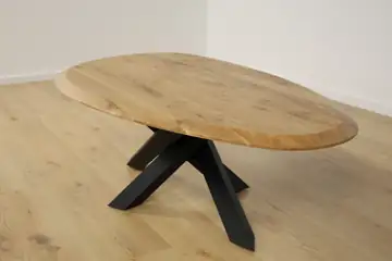 Couchtisch aus massiver Eiche in organischer Form – Produktansicht 4