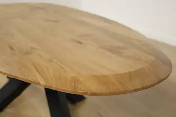 Couchtisch aus massiver Eiche in organischer Form – Produktansicht 6