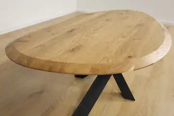 Couchtisch aus massiver Eiche in organischer Form – Produktansicht 9